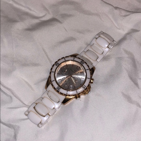White and gold watch - Picture 1 of 6